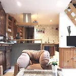 Unique, Homey Apartment With Free Parking In Central Budapest