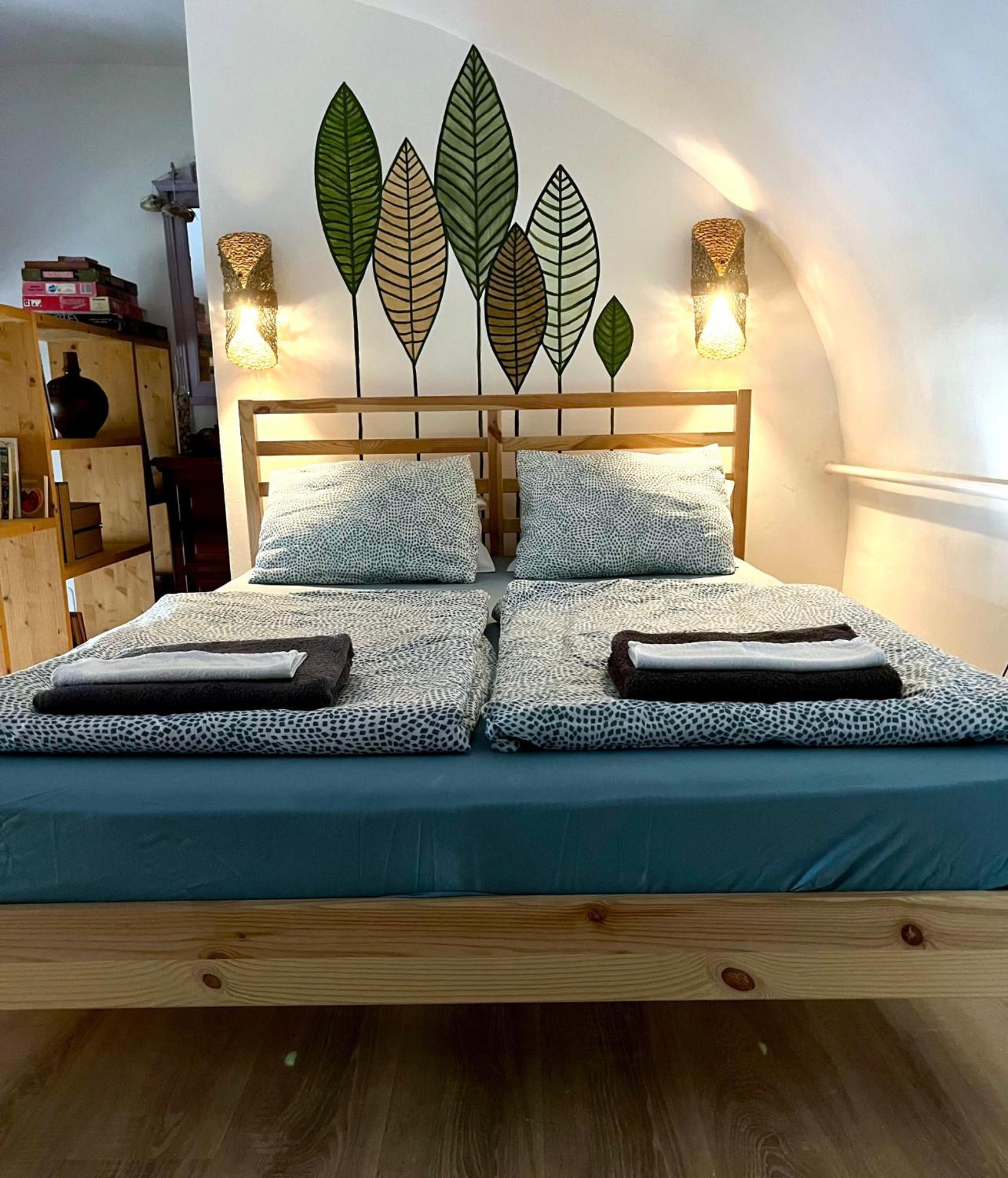 Apartment Unique, Homey With Free Parking In *